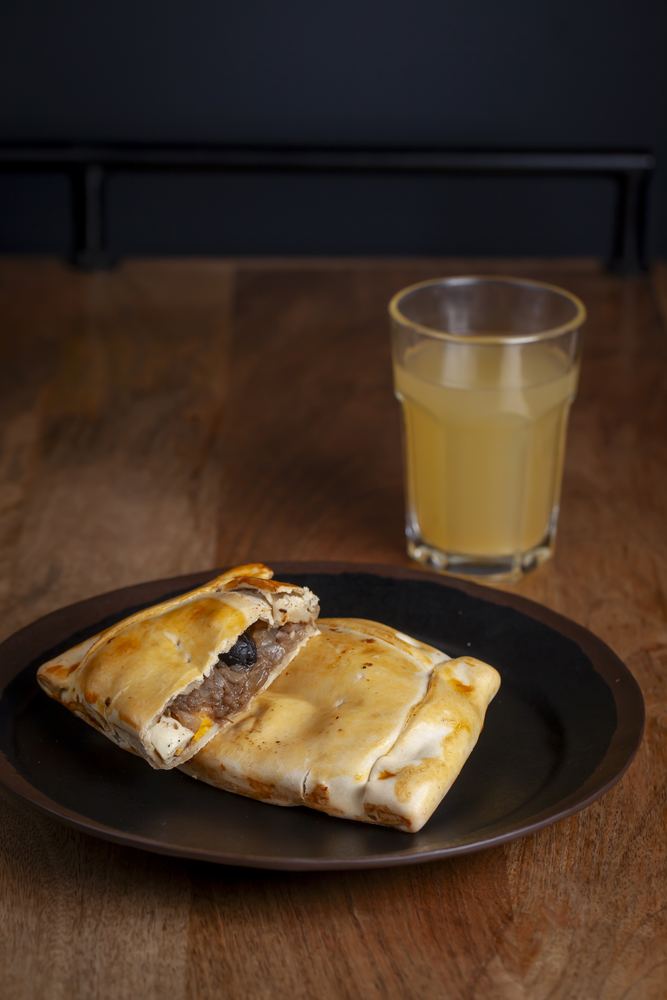 Empanada de pino partida, con jugo