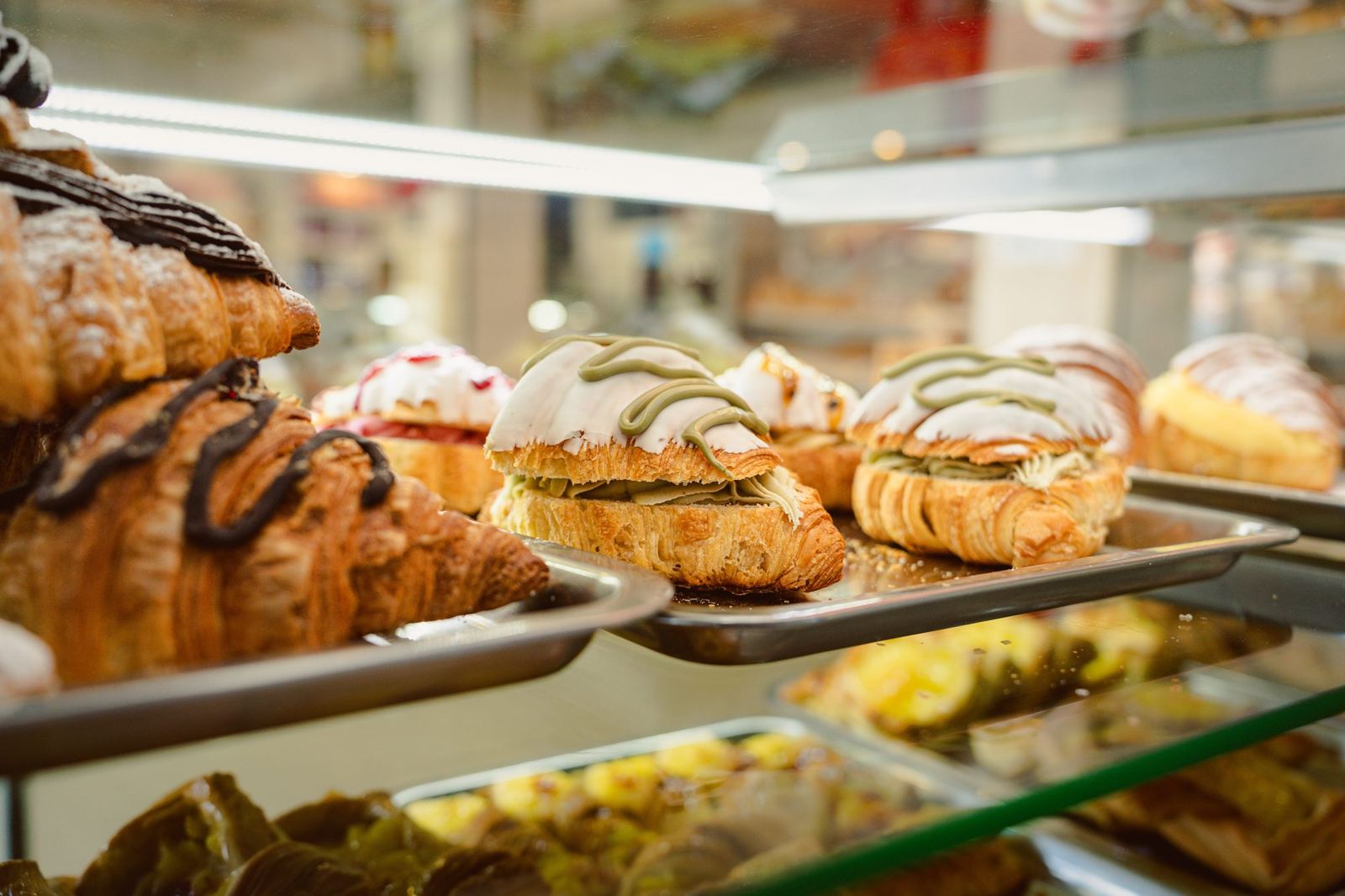 Vitrina de PAN LEON MUT con croissants, mil hojas y pasteles